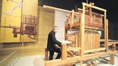 提花机的诞生：古人如何织出复杂精美的丝绸纹样？
