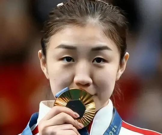 瞧呐，陈梦于社交平台分享美照，瞬间吸引全红婵目光。小婵宝秒速上线，兴奋留言“好漂