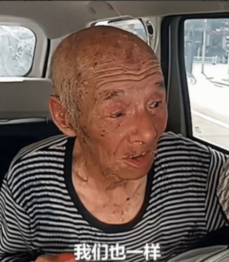 “眼泪止不住了！”90岁老兵要给警察付油钱，被告知“我们为人民服务”！不料，老兵