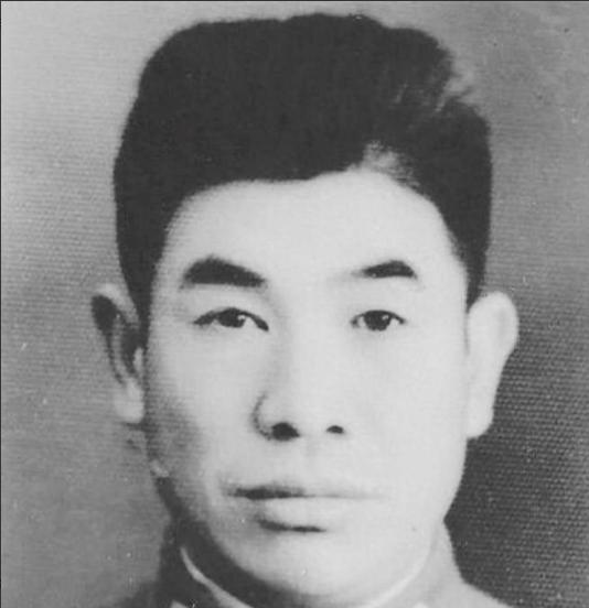 淮海战役中，国军军长高吉人重伤被俘，住院时他对邻床的副师长说：“粪坑水位这几天最