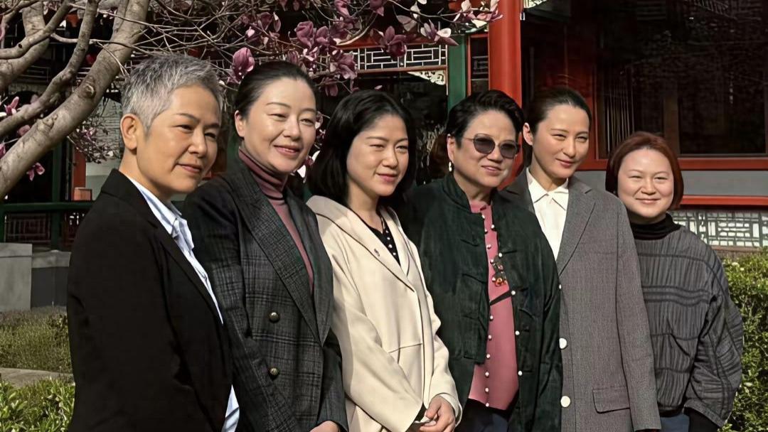 翁帆蒋勤勤同框！76年比75年显年轻，状态惊艳全场