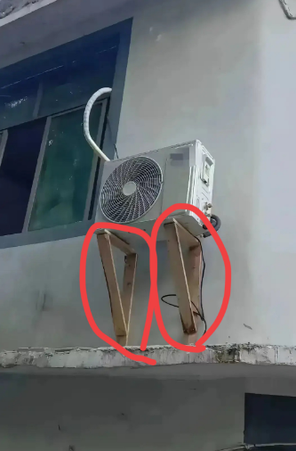四川广安，有一名男子回老家看望父母，因为家里非常炎热，风扇吹出来的都是热风，所以