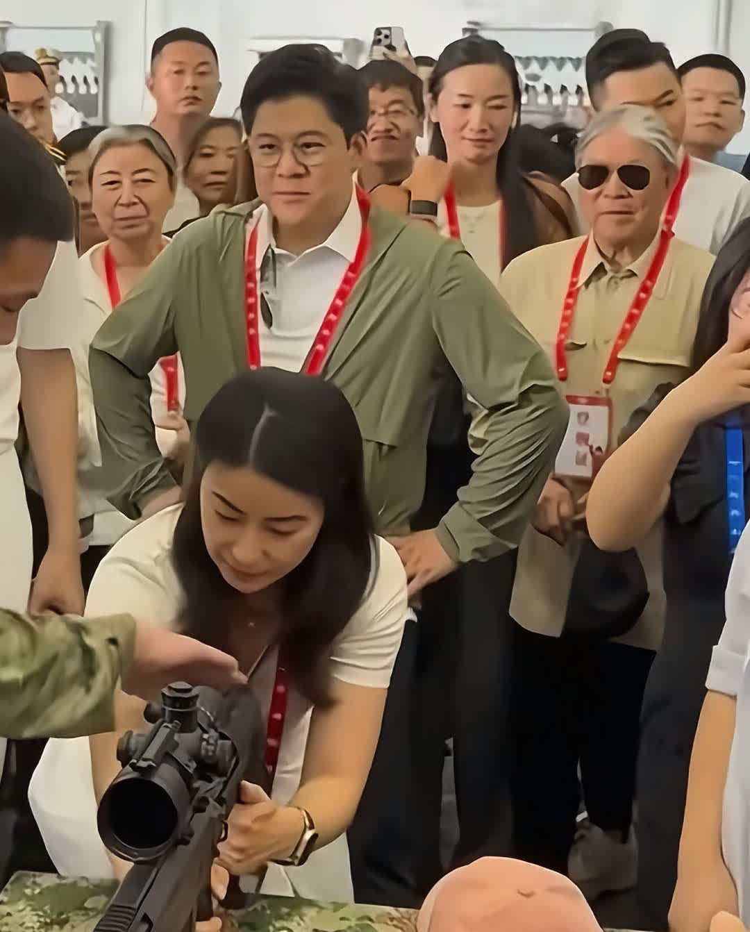 霍震霆给香港所有豪门都上了一课，豪门娶媳妇不一定要绝世美人的，郭晶晶虽然长相一般