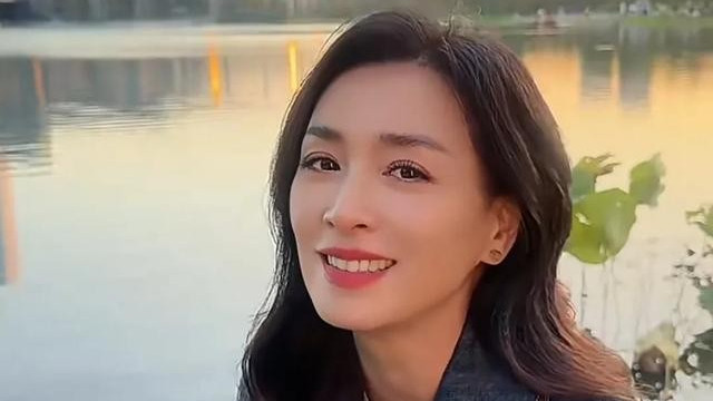 54岁张庭和女儿同框，林希瞳穿露腰装好自信，可惜被妈妈全面碾压