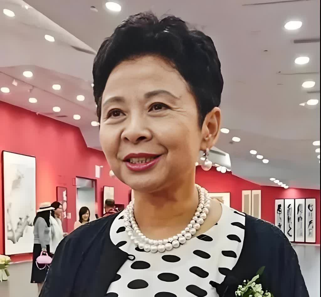 颜值没有张也漂亮，唱功也没有宋祖英厉害，不知道她当年是怎么大紫大红起来的？如今老