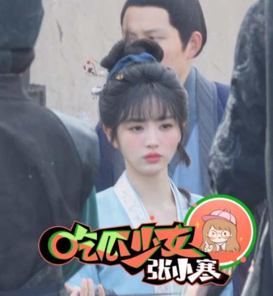 【田曦薇腮红涂好重，片场玩匕首又萌又凶】妈呀，甜妹咋被造型师嚯嚯成村姑啦？田曦薇