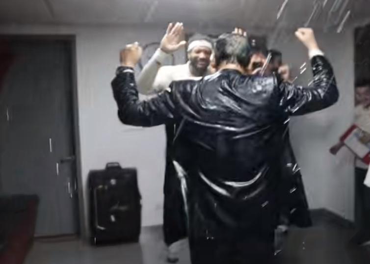 晋级后北京北汽更衣室内过起泼水节，许利民主教练说很意外，但非常高兴！
4月21日
