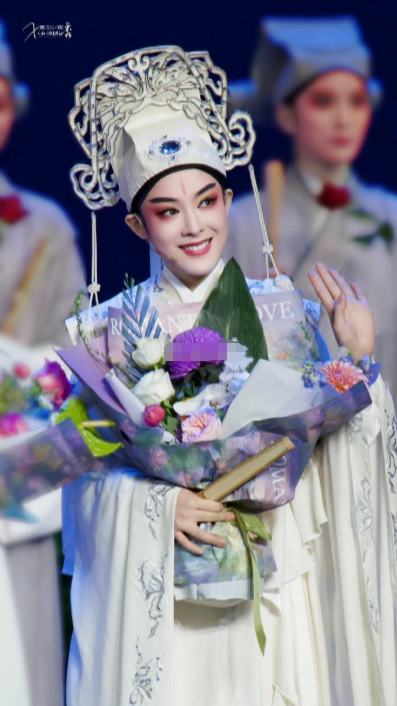 陈丽君的舞台表现充满了人性的温度与随机的美感。她的每个反应都真挚而生动，让简单的