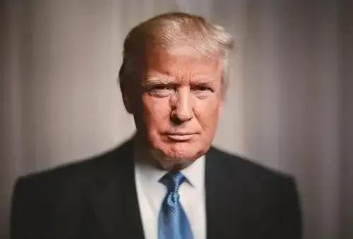 特朗普这是和哈佛大学杠上了，自从开始打击“反犹主义”，先是发函警告，然后冻结拨款
