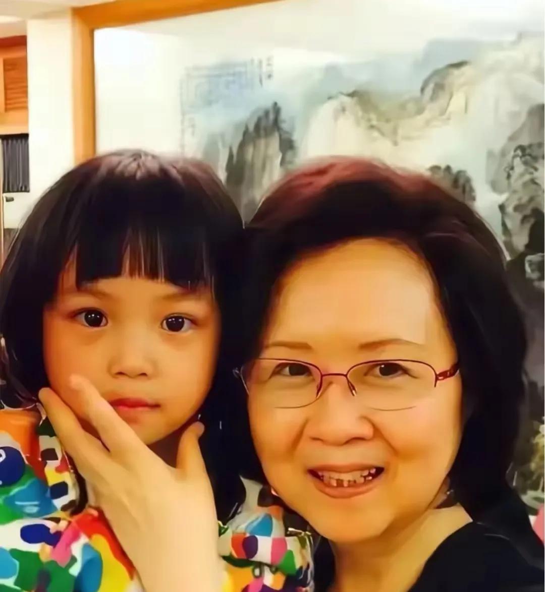 和琼瑶合照的这个小女孩是谁呀？想不到小四月长大了是这样的！
没大怎么继承母亲的颜