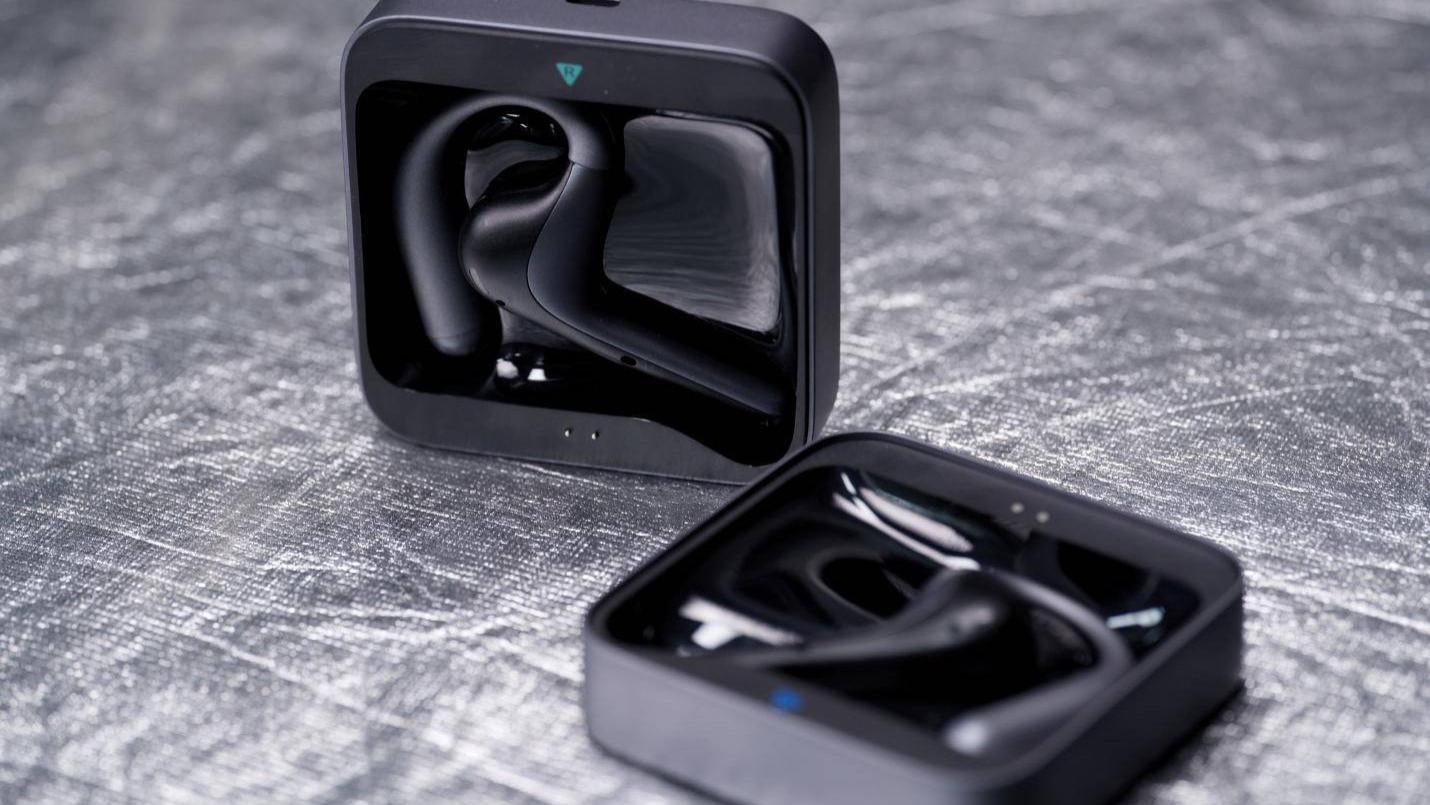 讯飞“够用”，豆包“好用”，谁能定义AI耳机的“iPhone时刻”？