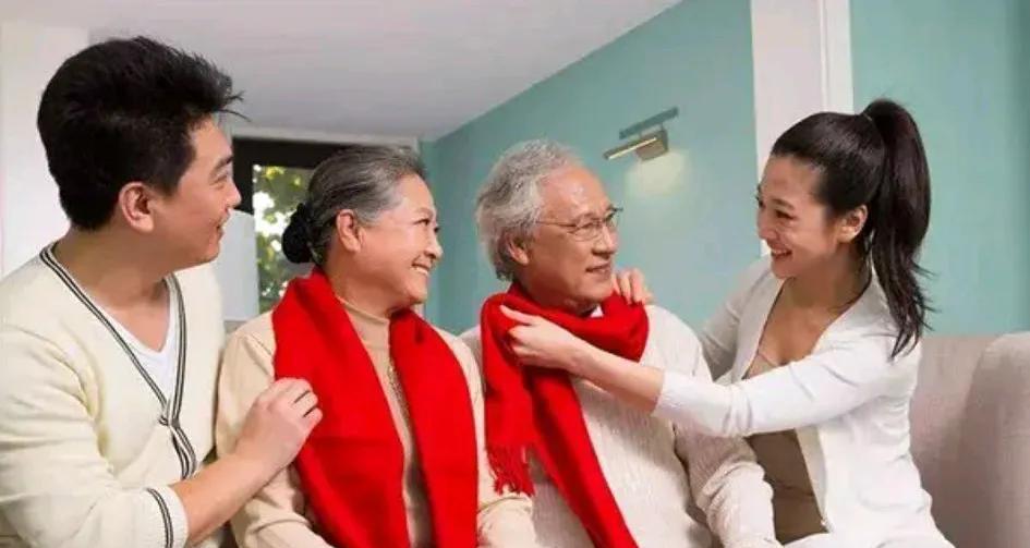有网友说儿女学成后去国外工作的父母，就等于没有孩子。儿女毕业之后留在外地工作的父