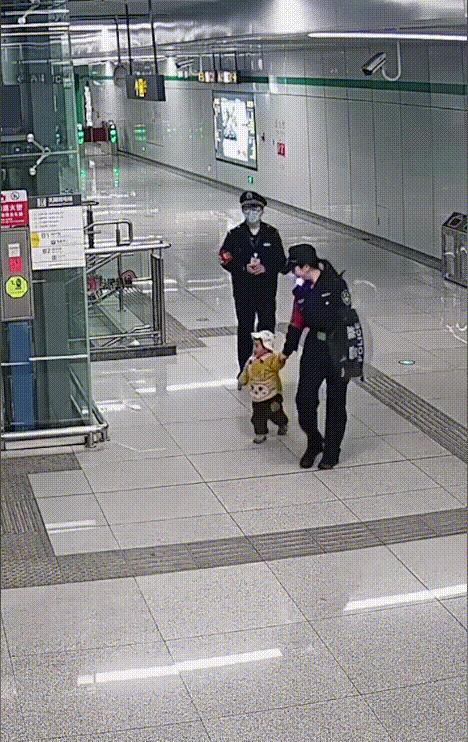 “人美心善！”3月28日，安徽合肥，奶奶坐着轮椅带着孩子乘坐地铁，却在站厅迟迟找