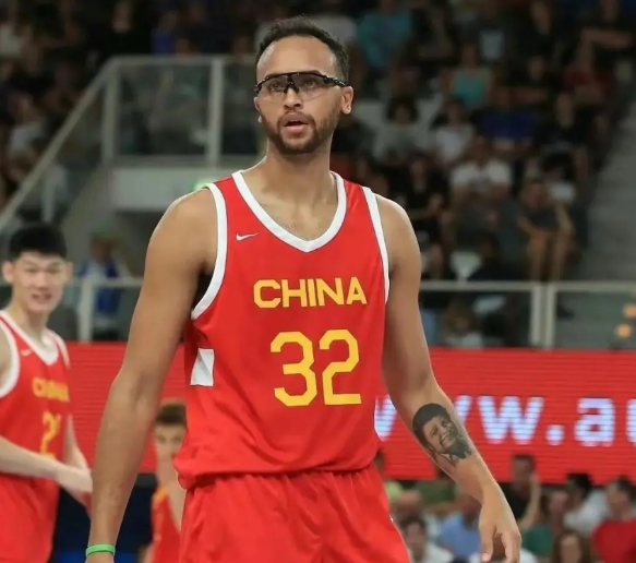 中国男篮李凯尔现在怎么样了？
男篮归化球员李凯尔在上赛季后期转会至迈阿密热火队，