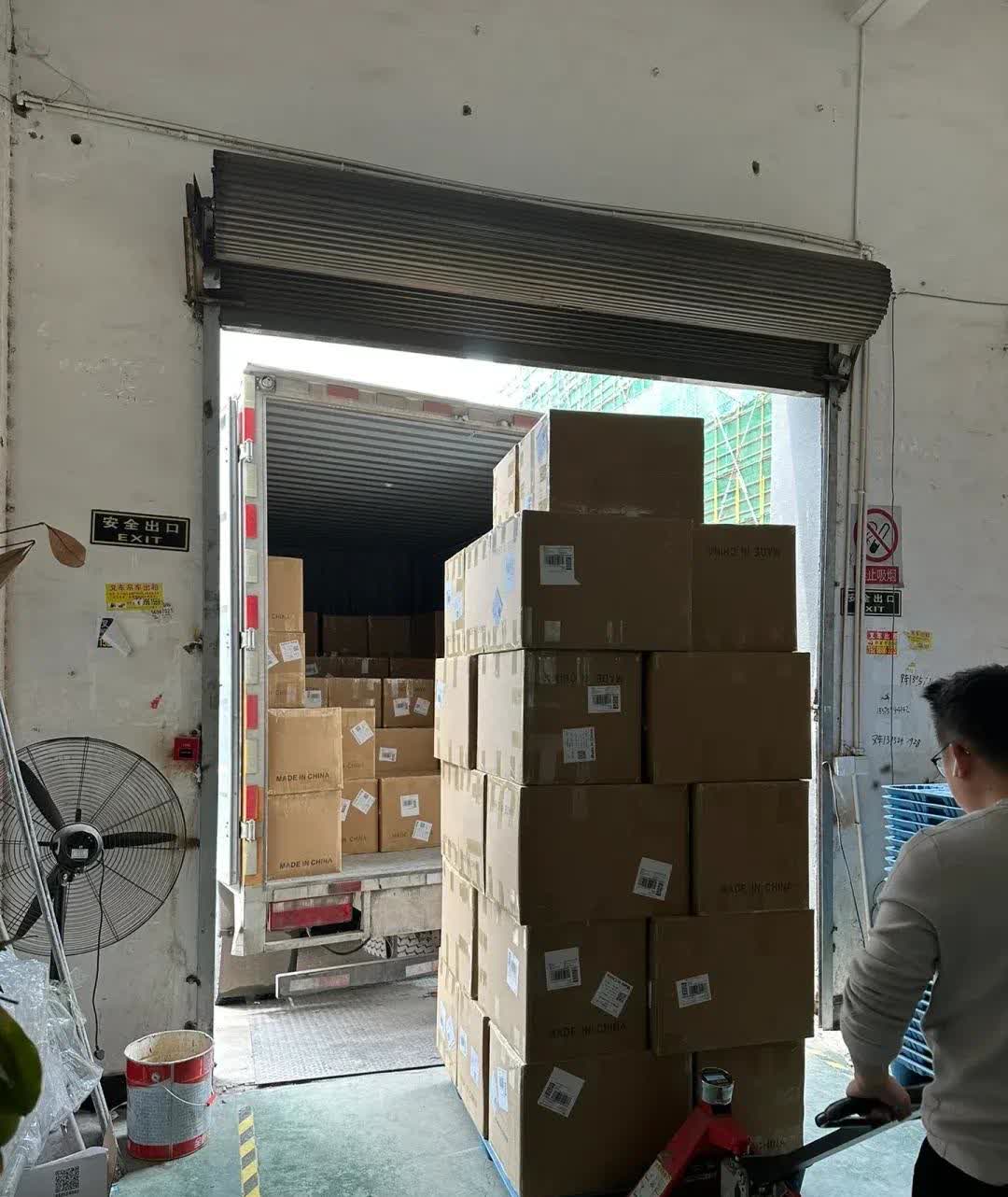 儿子昨晚去帮他爸收快递，干了3个小时，赚了5块钱。他说干完手脚都在发抖，再也不想