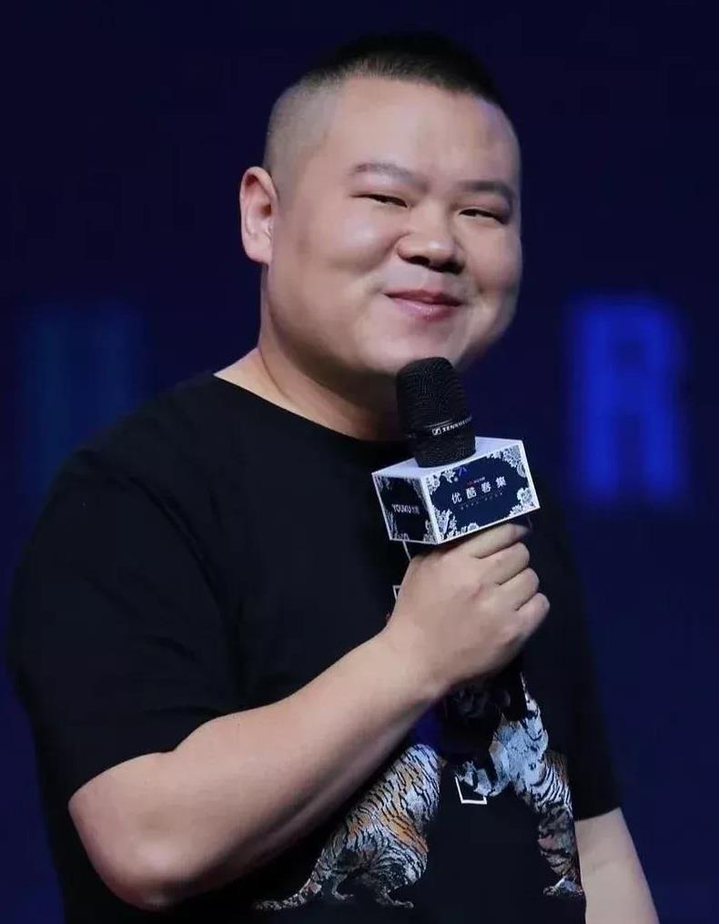 岳云鹏宣开个人演唱会，
非常佩服他敢追梦，
　　不过最让我佩服不是他，而是他的，