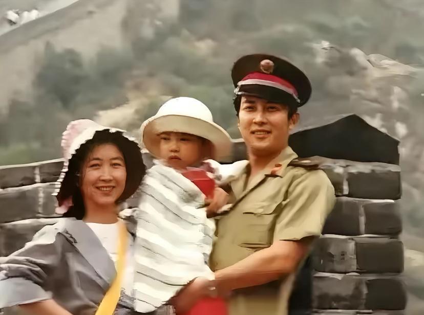 万万没想到，而且才知道，唐国强前任妻子对他有大恩，曾经一家三口多幸福，女儿也遗传