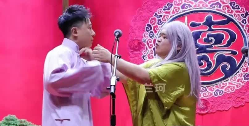 不装了，摊牌了！
德云社前大师兄还是直接攻击德云社了，“委屈巴巴”的爆了很多料