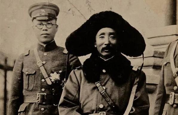 张作霖发迹后的大帅府厨房厨房编制12到15人。
厨师长叫赵连璧，曾是天津某大酒楼
