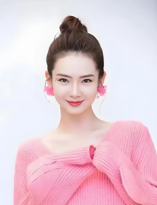 戚薇果然不一般

终于明白为什么这么多男的喜欢她

一次拍戏中，不小心弄脏了衣服