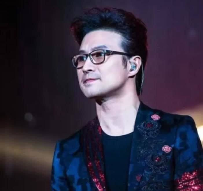 见过汪峰的人都说，

汪峰本根就不是情场浪子，

相反，和他交往过的所有