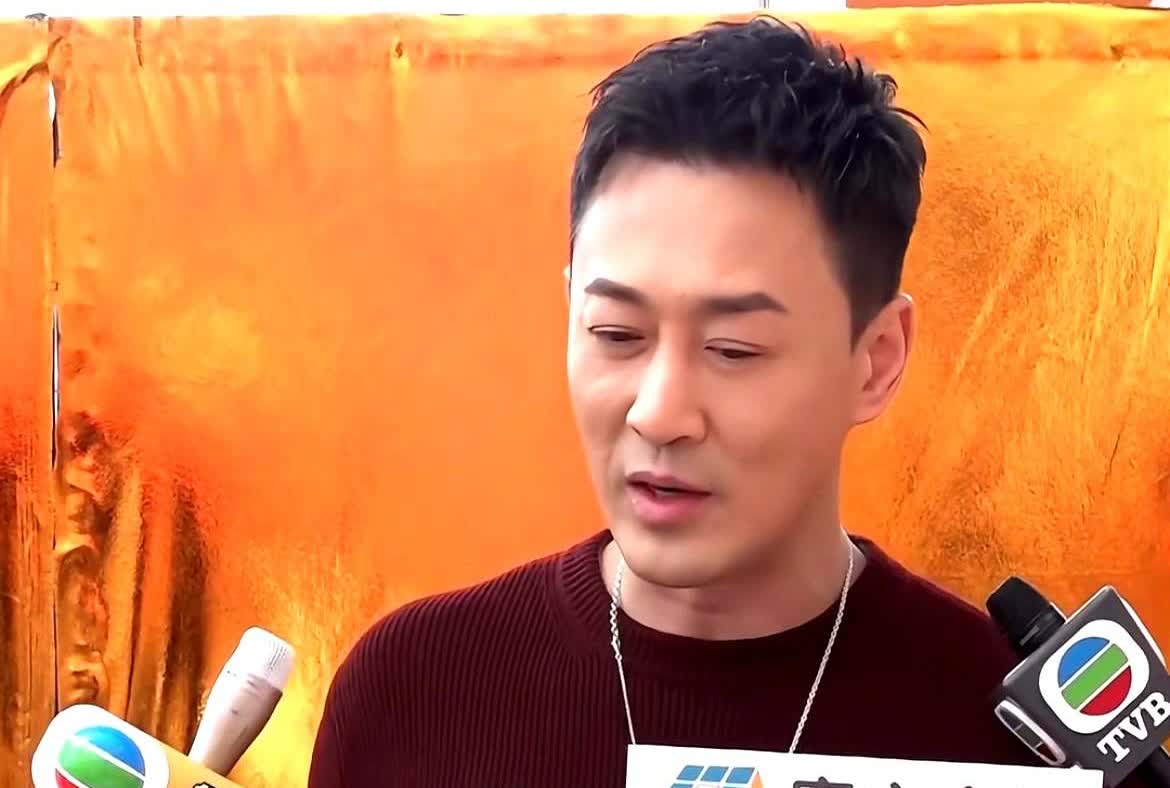 林峯演唱会尾场，古天乐出现一起拜拜，古老板出场大佬气质果然气场全开。

古天