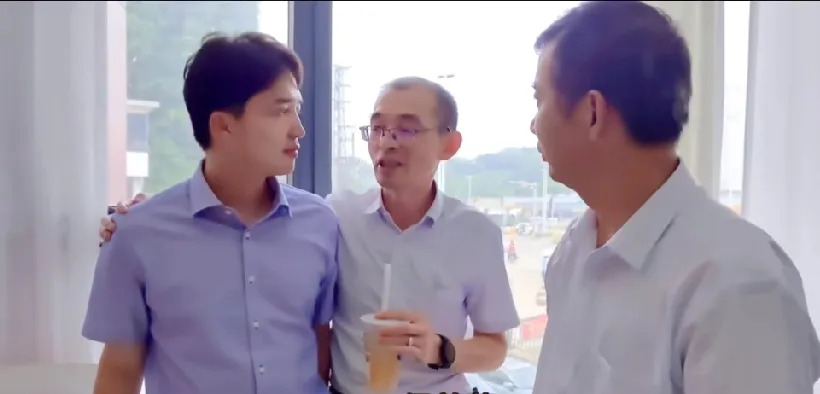 谢爸羡慕邓爸邓妈找到儿子











我的天哪！谢爸竟然羡慕邓爸邓妈！
