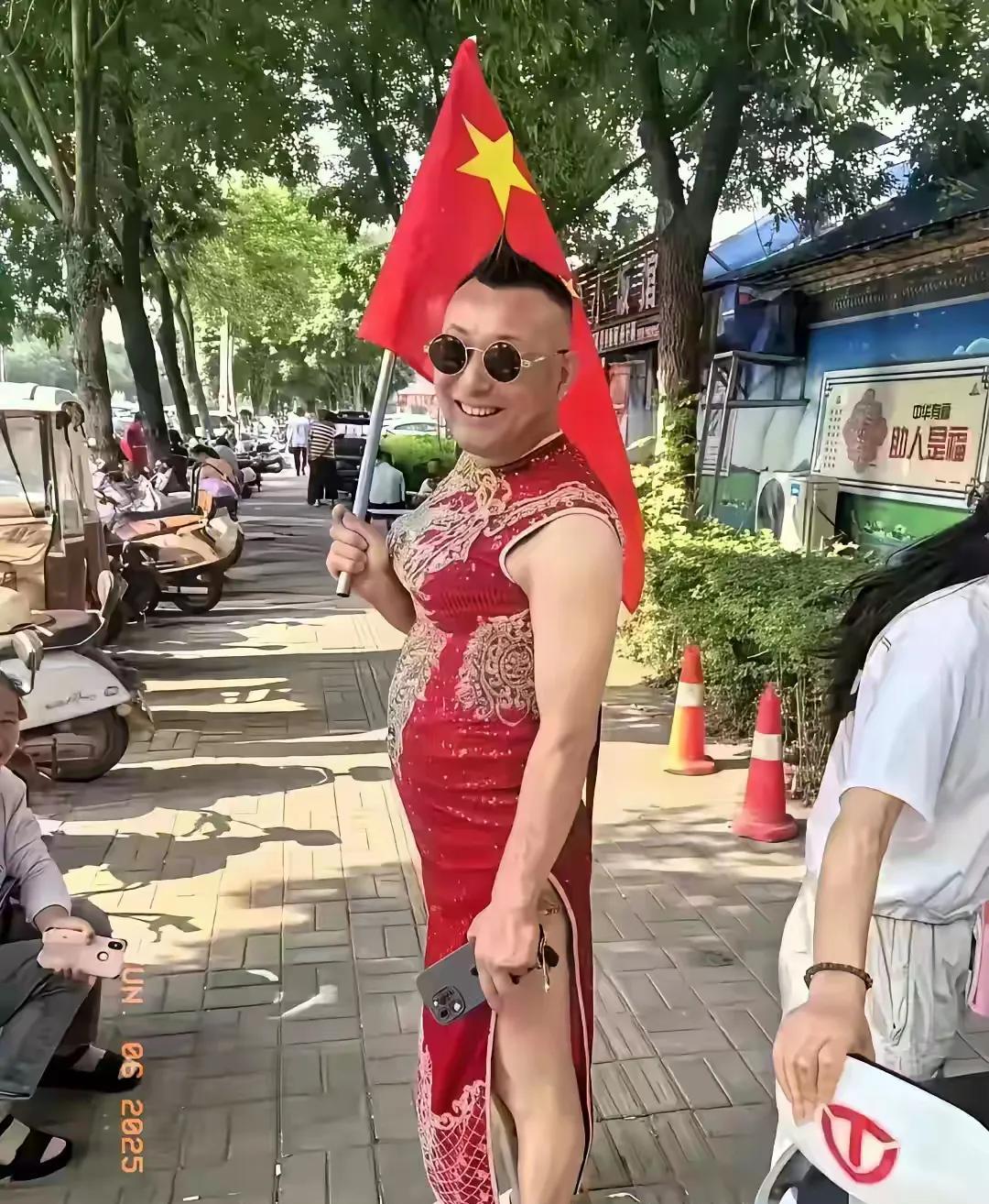 身穿旗袍的男人，是考生家长吗？网红？还是心理不正常？



2025年全国高考期