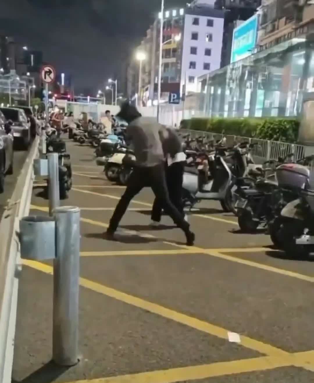 摩的司机们要失业喽，我前两天就发文说曾经坐过一次摩的被摸大腿被辱骂被多收钱，结果