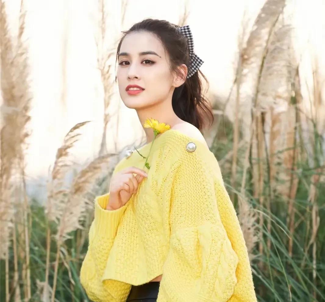 黄圣依妈妈精心培养的独生女 黄圣依，漂亮高学识，修养又好，还出演了周星驰电影担当