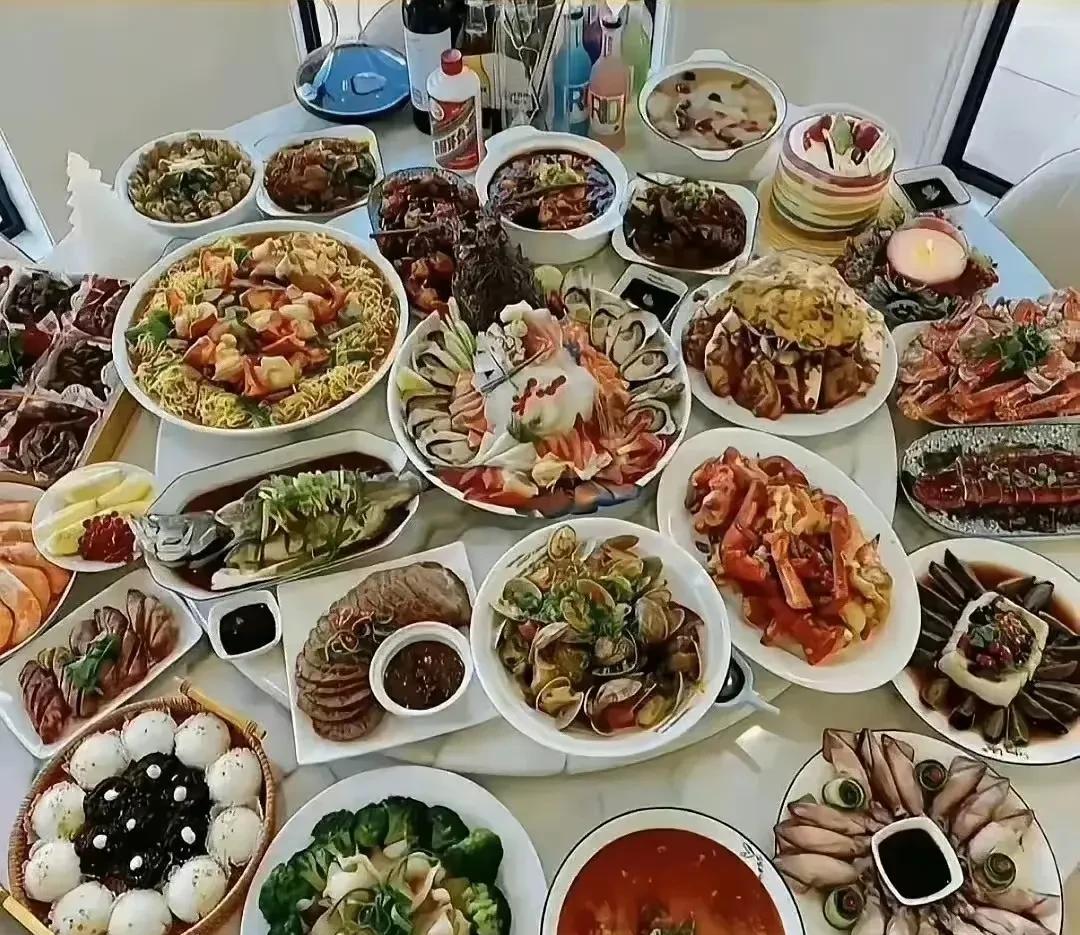 三个朋友喊你去吃饭，到底上谁家好呢？第一家全是海鲜，第二家是烧烤和零食，感觉不像