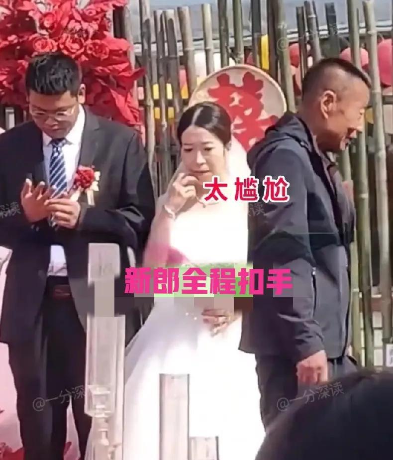 从视频上看，婚礼现场新郎和新娘站在台上，新郎高1米8左右，一身西装，戴着眼镜，满
