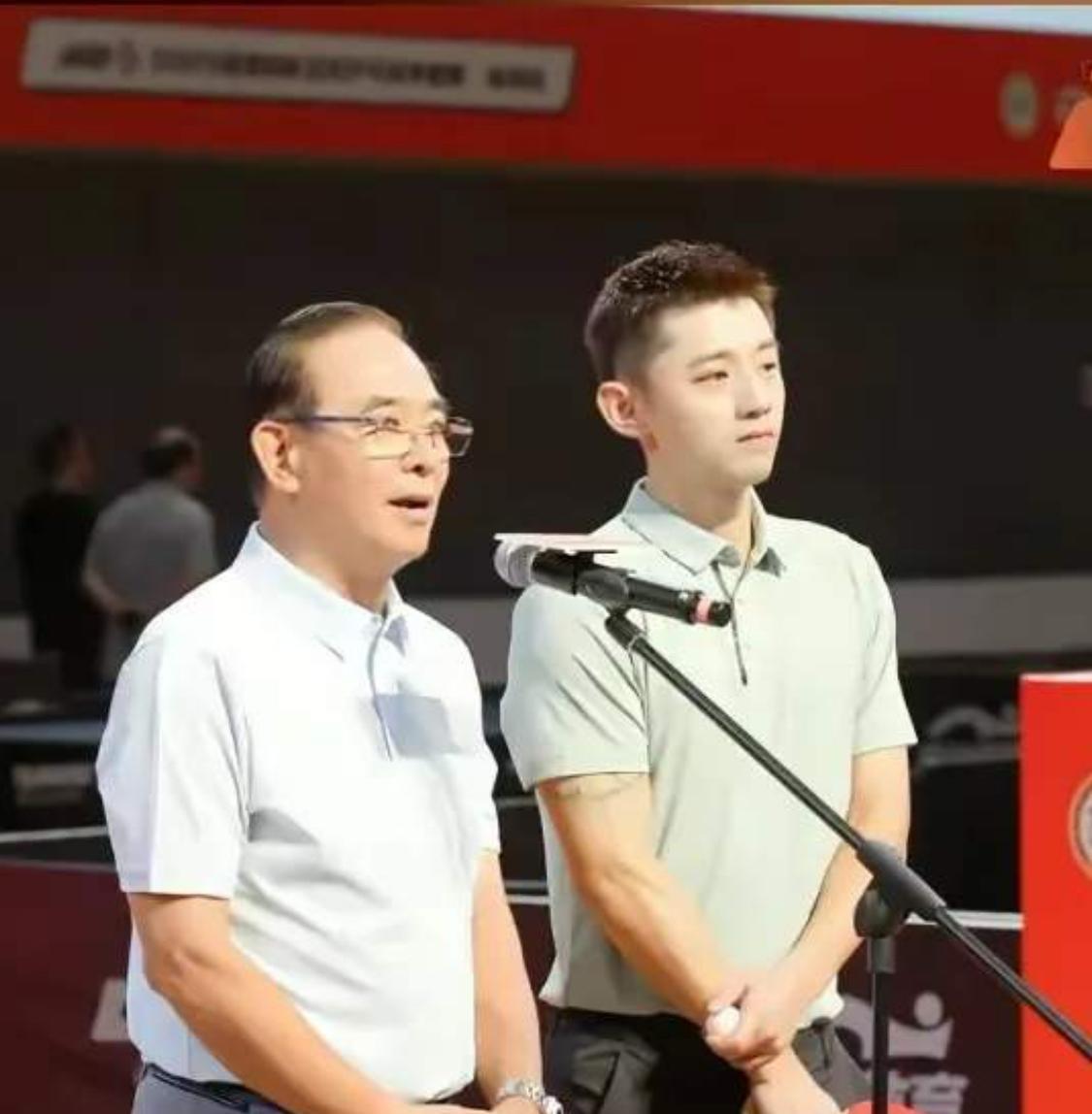 今天上午，蔡振华现身“张继科杯·全民乒乓球争霸赛（杭州站）”，担任开幕嘉宾。开幕