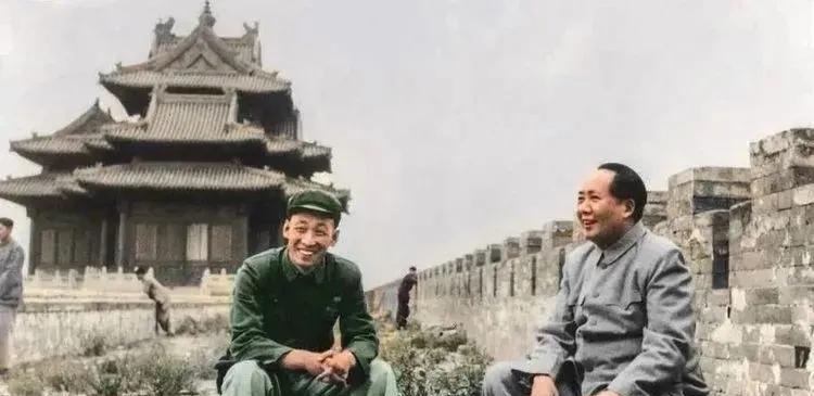 1954年5月17日，毛主席在吃完早餐后，坐在中南海菊香书屋内看完了一篇关于明朝