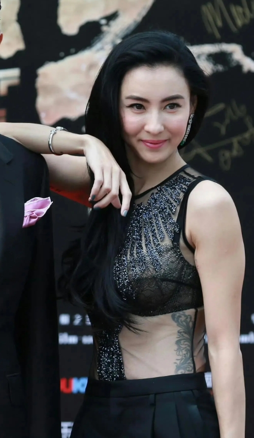 张柏芝活动红毯生图，依旧这么迷人