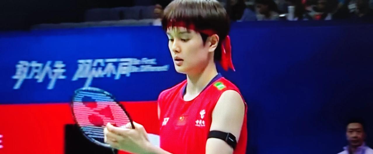 中国羽毛球大师赛女单比赛，王祉怡对阵韩国选手金佳恩。
    前两局，金佳恩开局