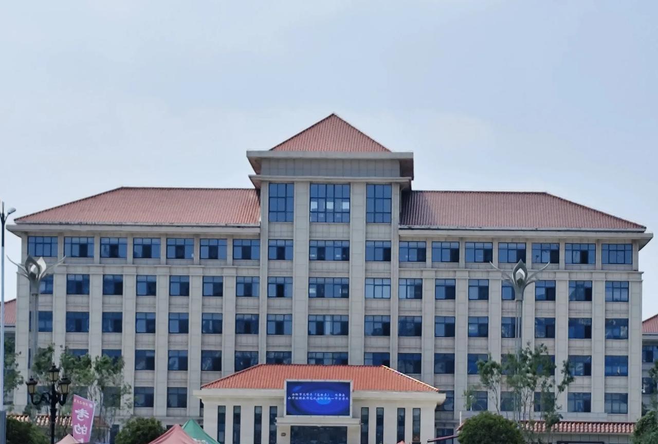 公办中学硬件设施完胜民办高中。
这是安阳市“新一中学”。从外面看学校的建筑，六层