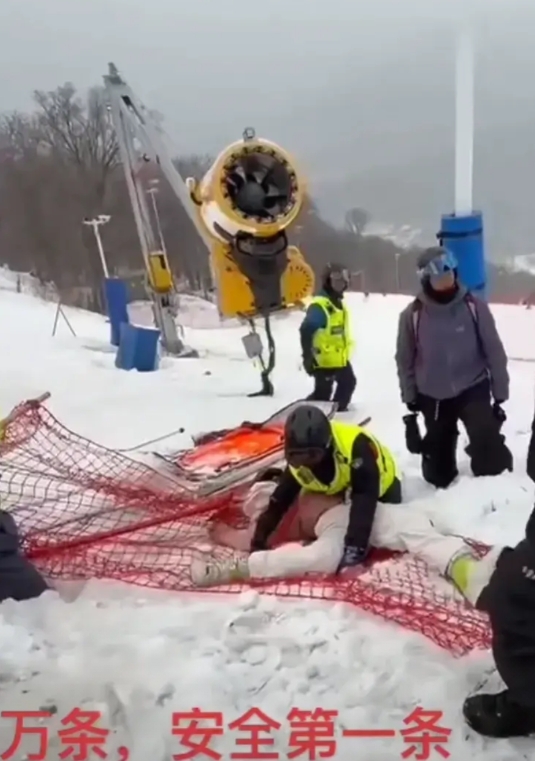 第一次见滑雪摔得这么严重的，看样子这状态腰椎和腿悬了吧…

去滑雪根本就是跟风打