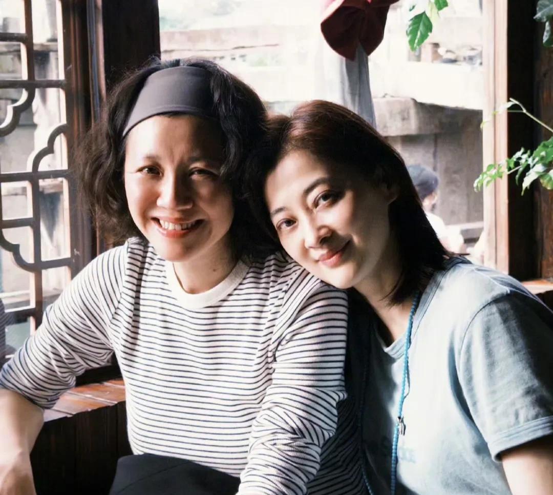 看到梅婷和刘琳的合影，才知道什么叫气质美女！
4月13日，演员梅婷在社交平台发文