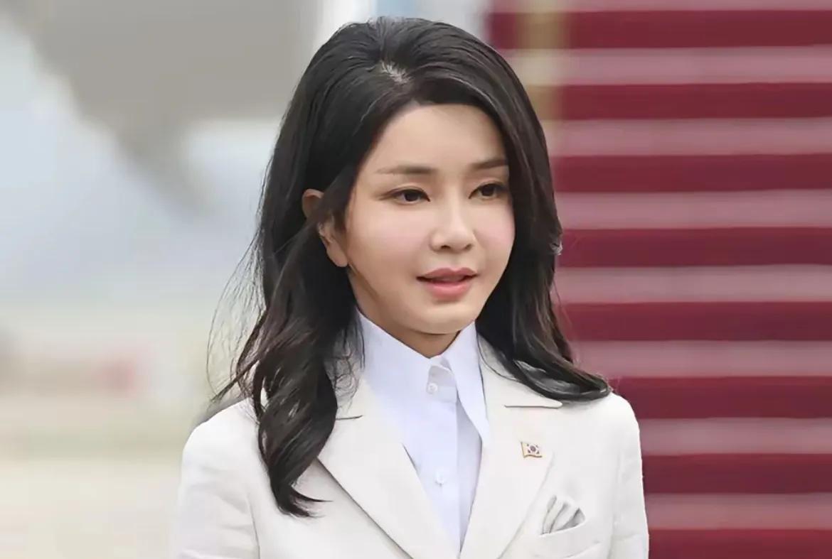 尹锡悦漂亮老婆吓病了，去医院躲起来了！
据多家韩国媒体16日下午报道，韩国前总统