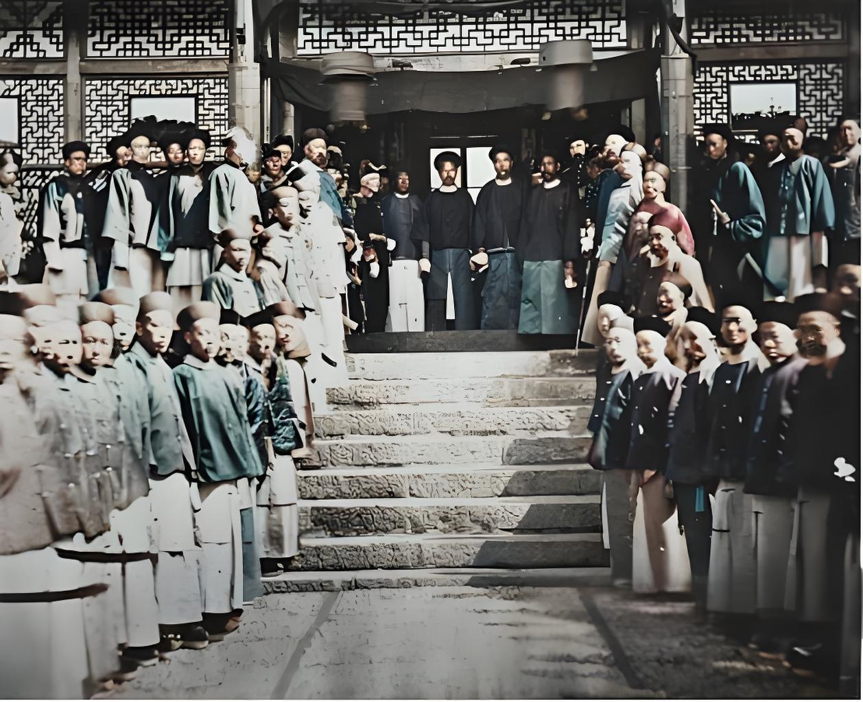 这张老照片，记录下了奕譞、李鸿章、善庆、丁汝昌与英国海军提督哈米敦会面的珍贵瞬间