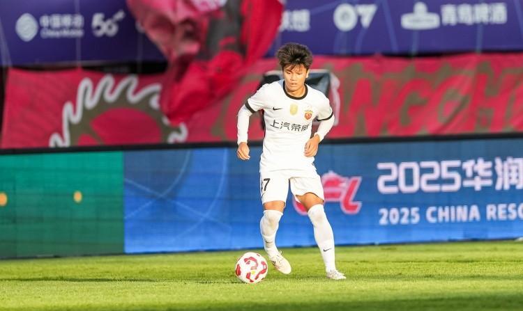 亚冠精英联赛实时战报，上海海港客场0：1落后广岛三箭，蒯纪闻是上海海港表现最好的