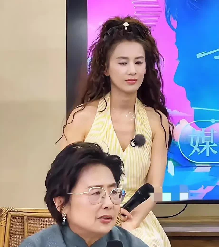 谁能想到杨子黄圣依的婚姻藏着惊天大反转？最近黄圣依妈妈在采访中突然自曝猛料，说自