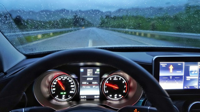 “龟速车”挡道成交通顽疾，成都交警出新招治理。