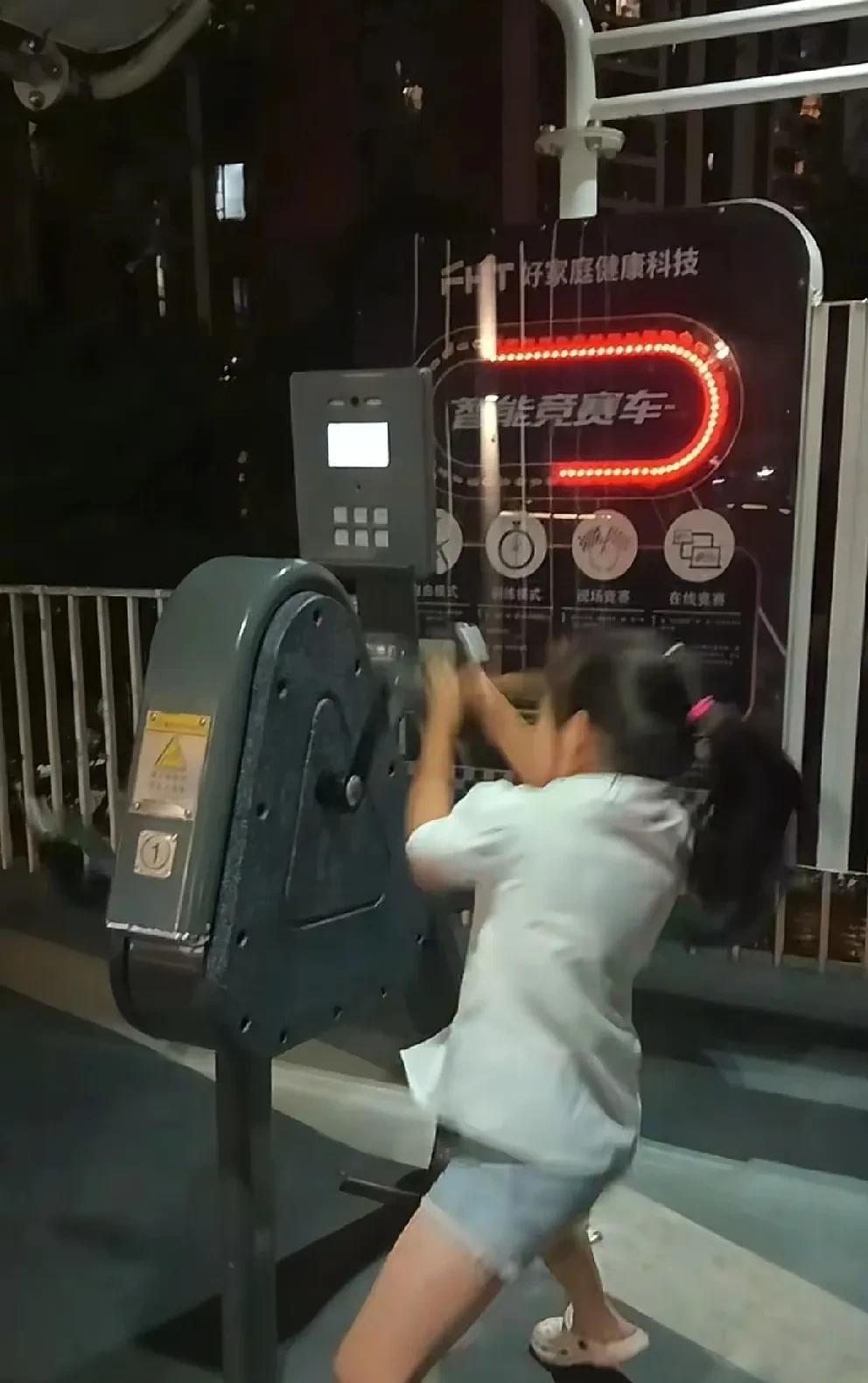 谢浩男家的小妹和哥哥有的一拼，也是个运动达人呀。许健华是个温柔的妈妈，从来没看见