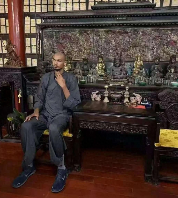 原来是真的，不是P图！最近，网上传出NBA球星文班亚马在少林寺修行的照片，引起网
