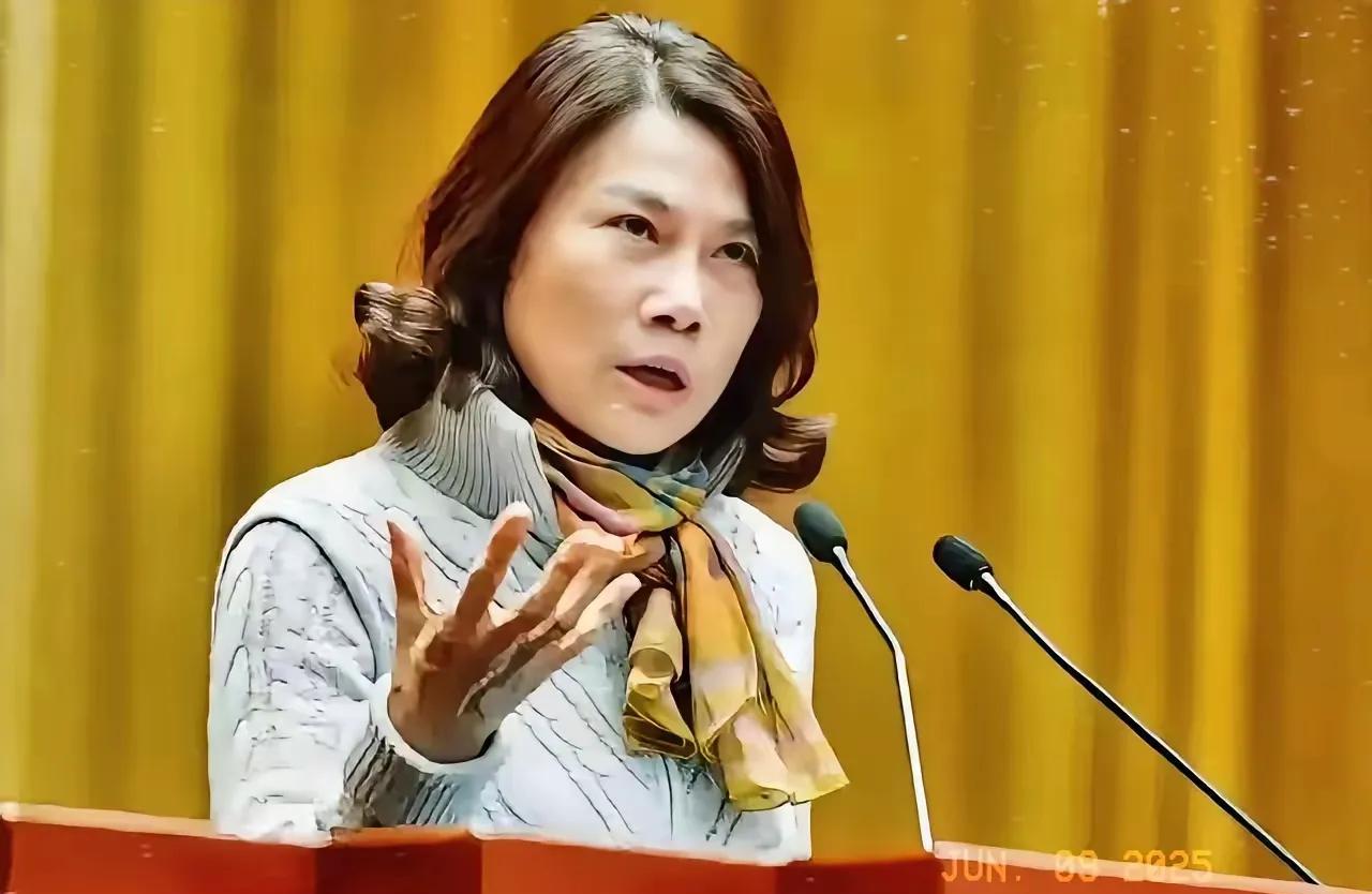 董明珠带着格力机床站上领奖台了。
日内瓦发明展上亮相的国产高端机床，能一举超越德