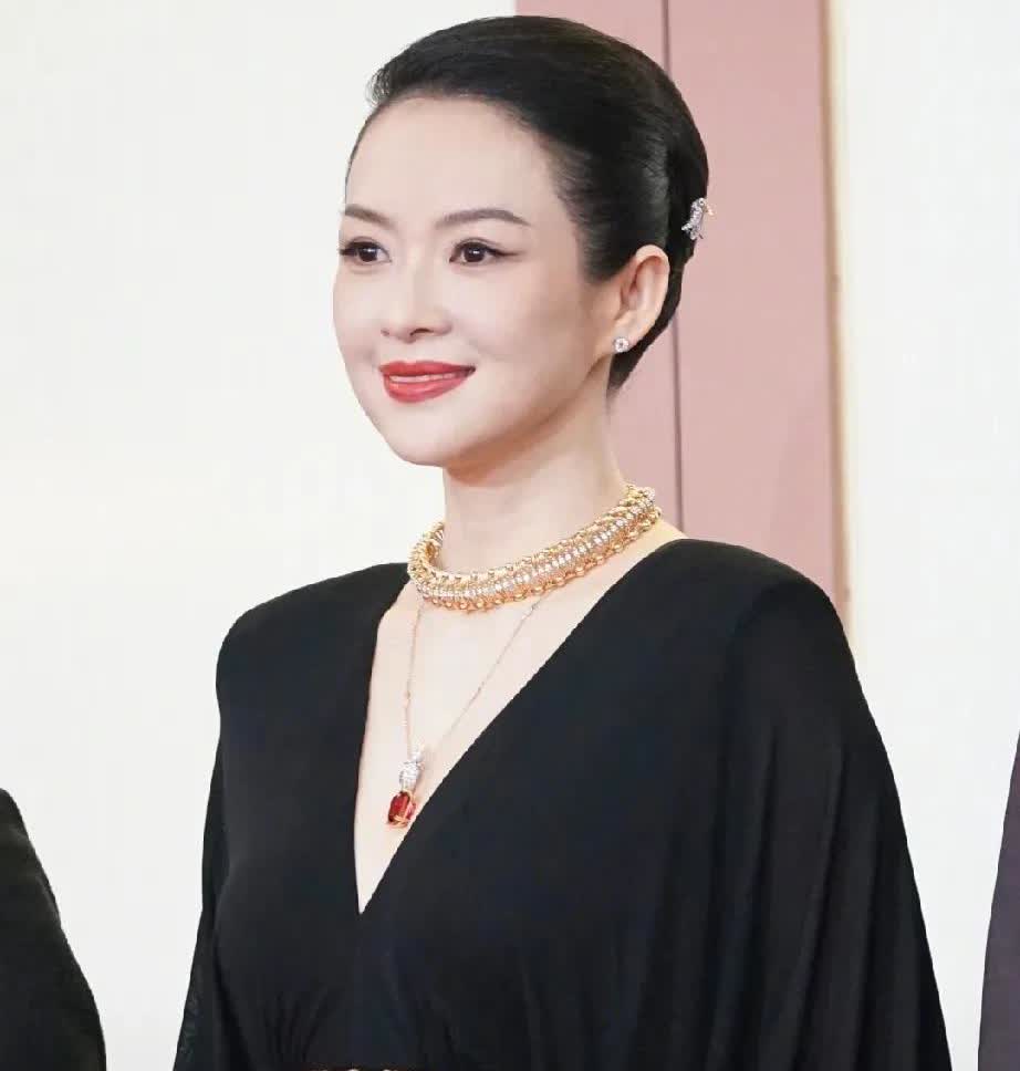 章子怡感觉哪里不一样了，变了又没变，原来是长胖了，两腮有肉有了一点倪萍的感觉。
