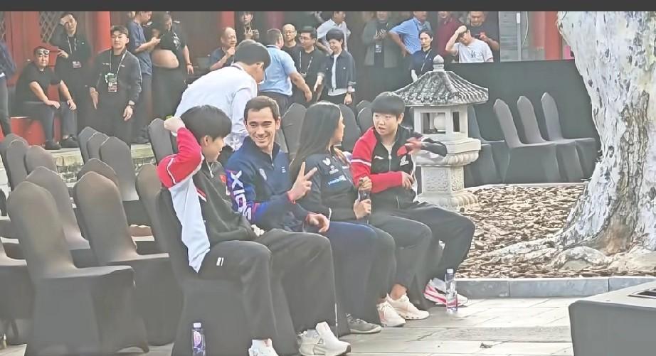 看俩宝就好像是家里来客了，一人接待一个[捂脸]
就说，就不能莎坐外国男隔壁，或者