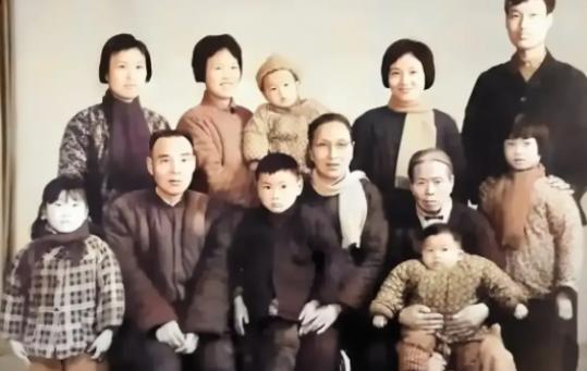 1970年，上海知青林小兰难产，邻居老太救了她的命，10年后，林小兰一家要回上海